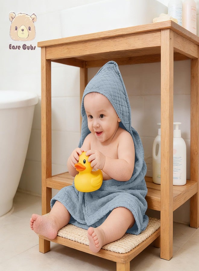 Ease Cubs مجموعة من 3 مناشف أطفال من الموسلين بغطاء للرأس من إيز كابس، مصنوعة من القطن بنسبة 100%، فائقة النعومة والامتصاص، مناسبة للأطفال الرضع والأطفال الصغار وحديثي الولادة (سلسلة الرمادي والأزرق الداكن، 32 بوصة × 32 بوصة). - Image 3